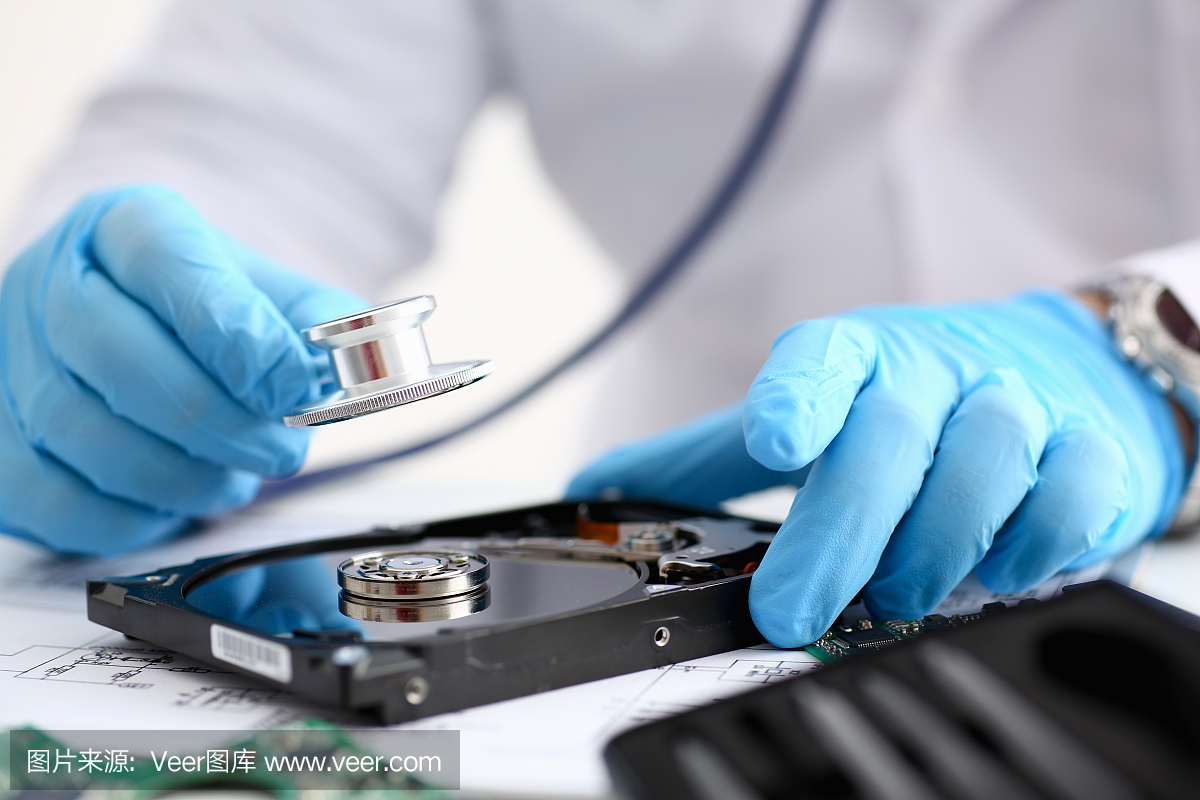 一個戴藍手套的男修理工