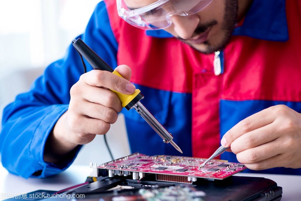 修理工從事技術(shù)支持固定電腦筆記本 tr