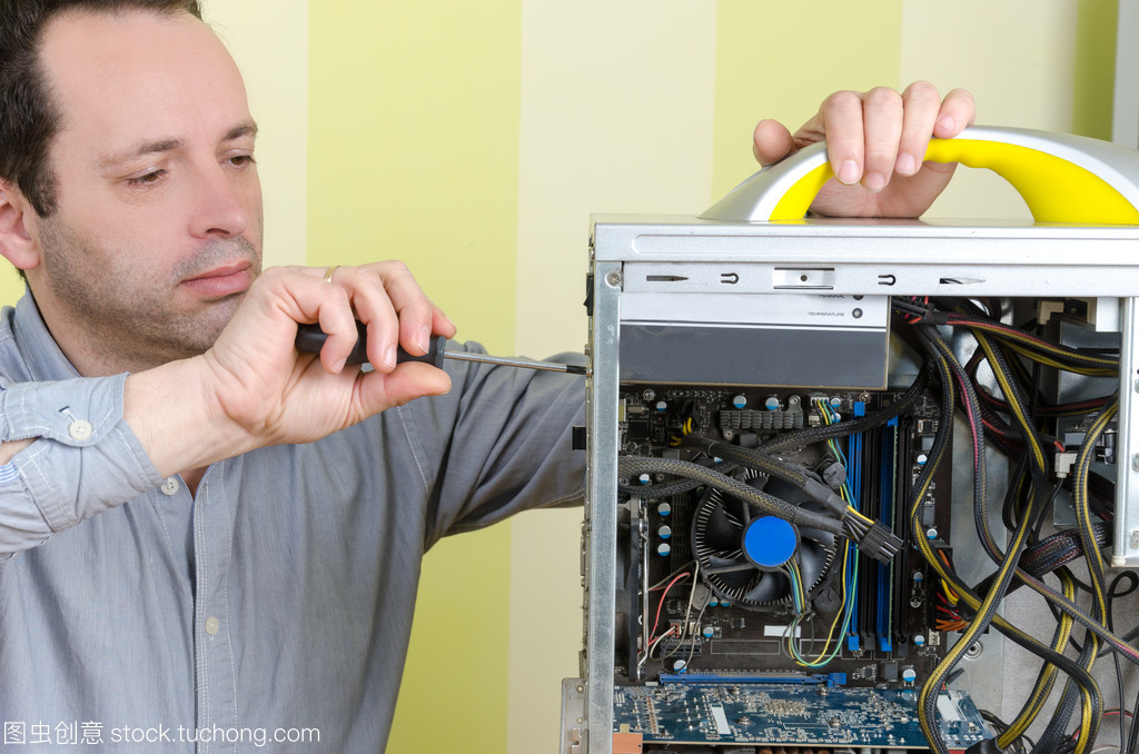 修理壞掉的計算機,在辦公室的電腦工程師。孤立無援