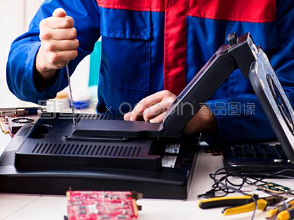 車間維修計算機(jī)的專業(yè)修理工車間維修計算機(jī)的專業(yè)修理工